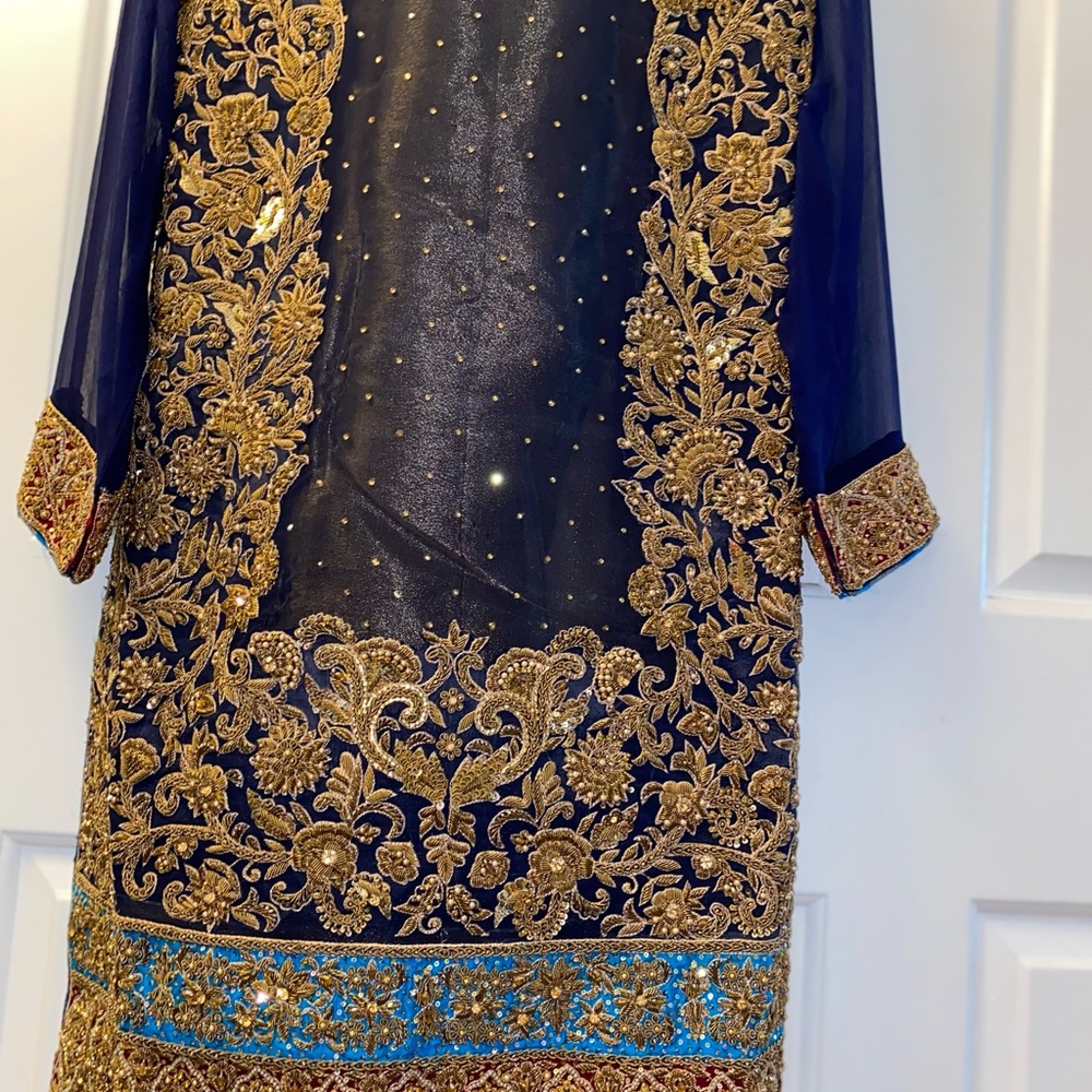 Pakistani suit - Picture 3 of 9